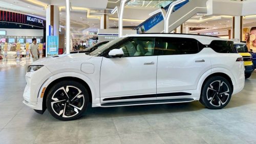 Vinfast VF9 màu trắng