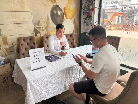 Khách hàng đăng ký lái thử tại sự kiện lái thử