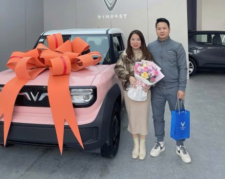 Khách hàng nhận xe Vinfast VF3 tại Vinfast Bắc Kan